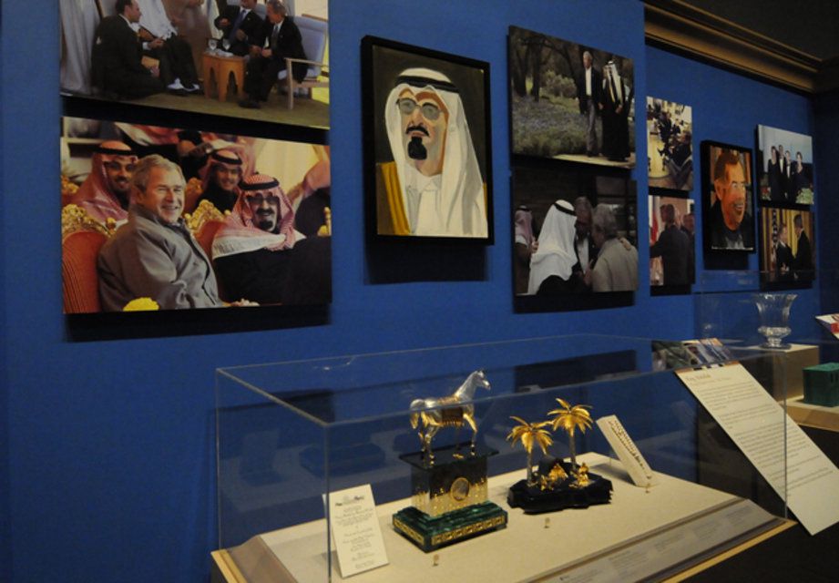 بالصور: بوش الابن يصبح رساما ويرسم حاكم أبوظبي وخادم الحرمين 12