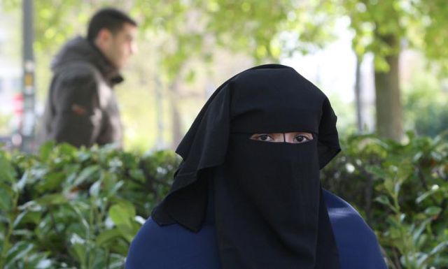 Auch in der Schweiz zunehmend umstritten: Frau  mit Burka.
