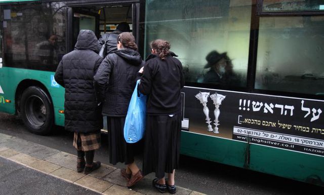 Diskriminierend und erniedrigend: Ultra-orthodoxe Frauen steigen im hinteren Teil eines Busses in Jerusalem ein.