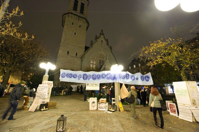 «Wir haben mit Reaktionen gerechnet», sagt die Pfarrerin Verena Mühlenthaler: Die Occupy-Aktivisten stellen ihr Camp auf dem Vorplatz der Kirche St. Jakob auf. 