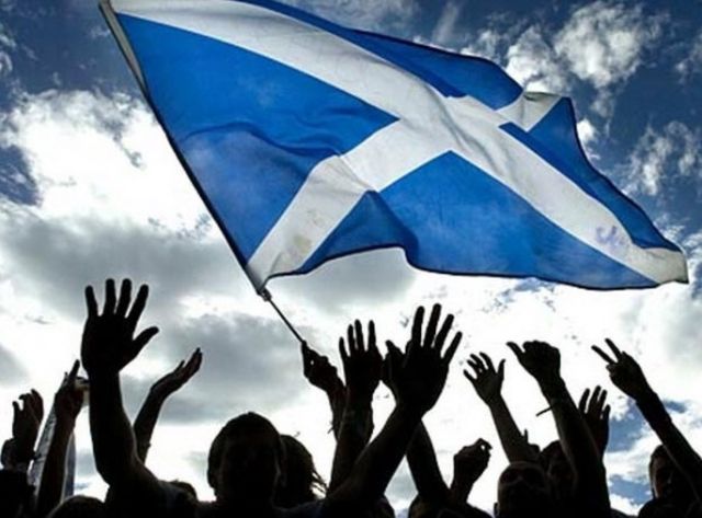 Des partisans de l'indépendance agitent le drapeau écossais.