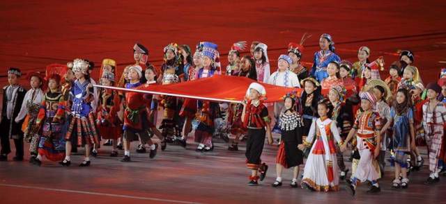 Keine Minderheiten: 56 Kinder - alle von der Mehrheit der Han-Chinesen - spielten Eintracht der Ethnien vor.