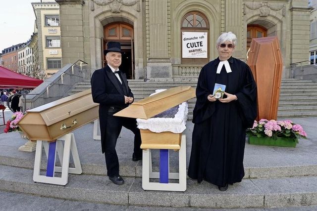 Les pasteurs Jean Chollet (à g.) et Daniel Fatzer, lors de l’un de leurs coups d’éclat, en 2012: à l’approche de Pâques, ils avaient exposé des cercueils devant l’église Saint-Laurent. 