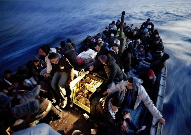 Bis zu 1000 Euro pro Person kostet ein Platz in einem der Boote: Flüchtlinge aus Nordafrika auf ihrem Weg Richtung Lampedusa. Foto: Goulio Poscitelli (Contrasto)
