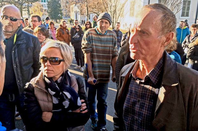 Une centaine de personnes s'était rassemblée devant la préfecture de Haute-Savoie, à Annecy, pour afficher leur soutien à la mémoire de Gaël, ce randonneur tué dans un accident de chasse le 5 décembre. 
