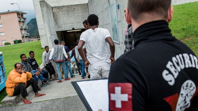 Incentive system should apply for Eritreans who are already in Switzerland or are yet to come: asylum seekers and a security guard in a Zivilschutzanlage in Lumino.  (August 20, 2015)