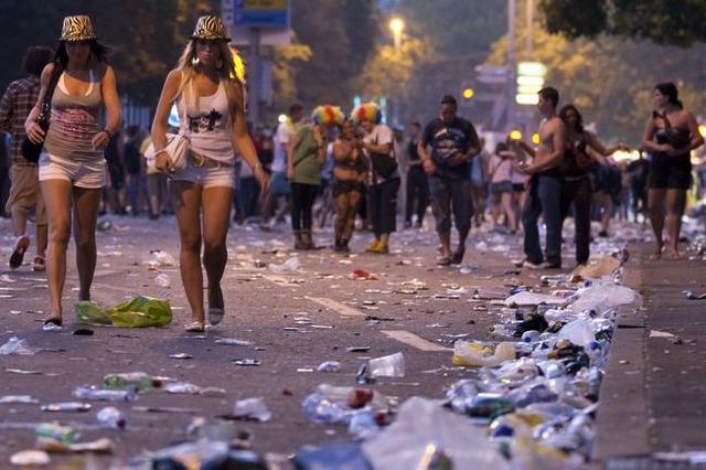 An der Street-Parade liegt nicht nur Abfall der Party am Boden: Müll nach der grössten Freiluft-Party der Schweiz.