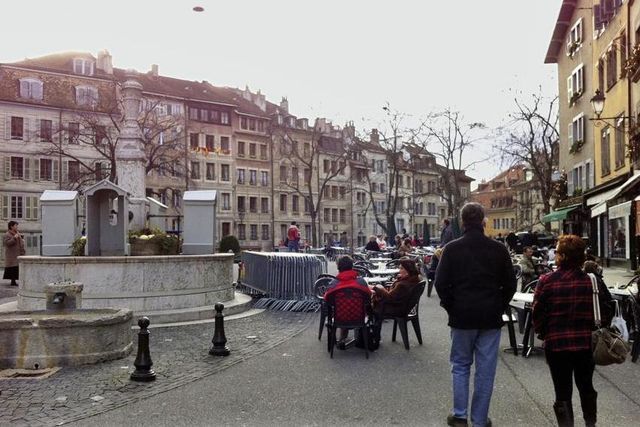 Le mystérieux objet volant (tout en haut à gauche) a été observé au-dessus de la vieille ville de Genève.
