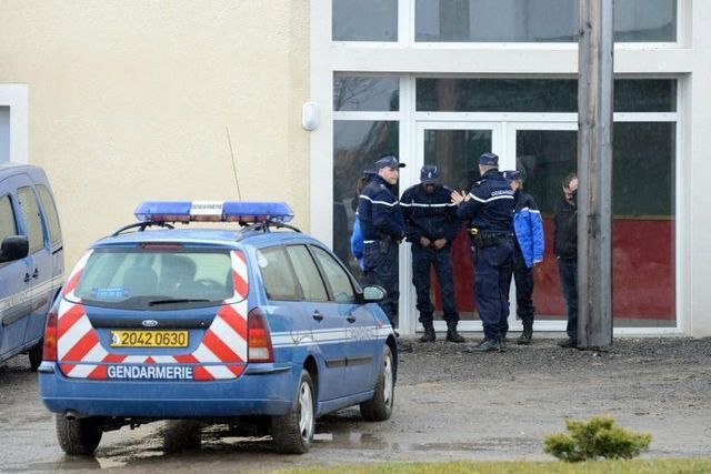 Des gendarmes devant l'entrée de l'entreprise où a eu lieu le drame, ce mercredi 6 mars, à Chalain d'Uzore dans la Loire (centre de la France).