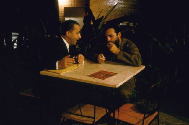 In einer Pizzeria mit dem Máximo Líder: Der Schweizer Botschafter Emil Stadelhofer und Fidel Castro.