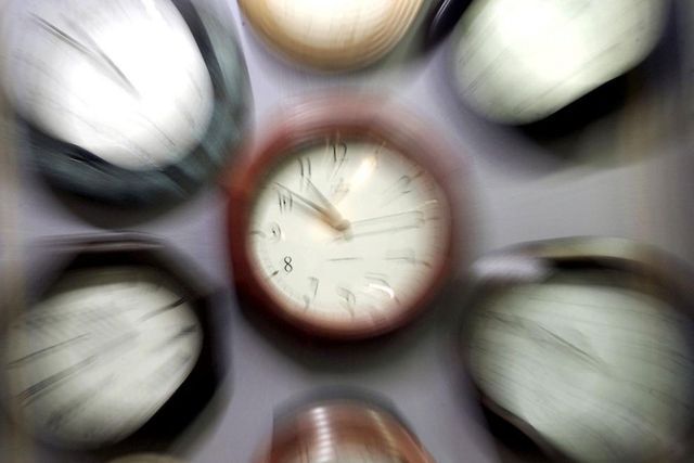 Die Zeitumstellung viel 2005 zum letzten Mal auf Ostern: Mehrere Uhren. 