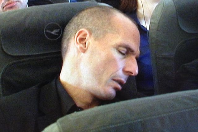 Nickerchen unterwegs: Giannis Varoufakis – damals frisch im Ministeramt – reist per Flugzeug durch Europa. (4. Februar 2015)