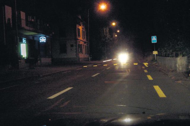 Nacht, Nässe und Gegenverkehr in Hausen a.A.: Die Reflektoren verbessern die Sichtbarkeit des Zebrastreifens markant.