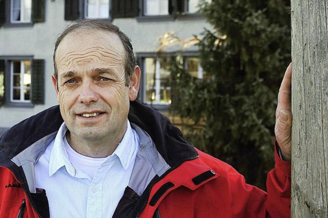 Markus Aebi auf seinem Hof in Hellsau: Der Landwirt will nach acht Jahren das Gemeindepräsidium - topelement