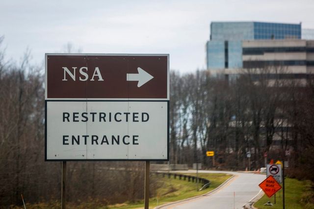 Seit Edward Snowdens Enthüllungen stets in der Presse: Ein Schild weist zum Eingangsbereich des NSA-Campus in Fort Meade, Maryland. 