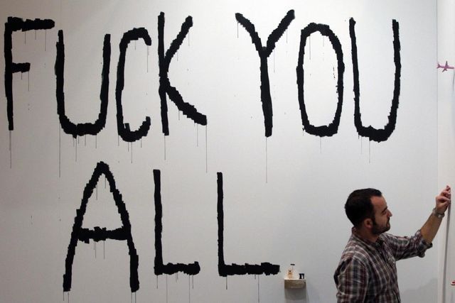 Bei ihm ist Fluchen Kunst: Der spanische Künstler Javier Calleja mit «Fuck You All» an der internationalen Kunstmesse ARCO in Madrid. (15. Februar 2011)