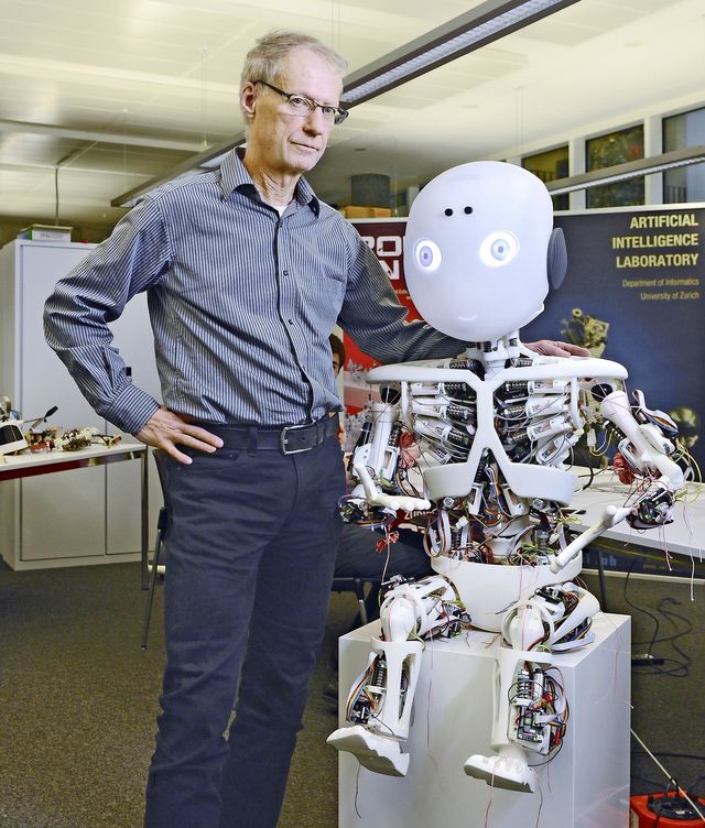 Rolf Pfeifer mit Roboy, einem humanoiden Roboter, dessen Innenleben Muskeln und Knochen nachgebildet ist. Foto: Doris Fanconi