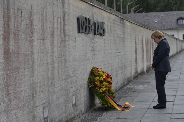 Angela Merkel a fait une visite «historique» dans le camp de concentration de Dachau.