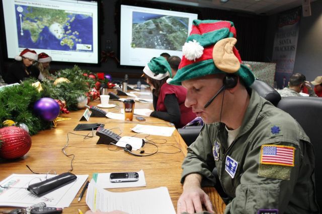 Spielt mit: Lieutenant Colonel David Hanson nimmt im Santa Tracking Operations Center auf der Luftwaffenbasis Peterson den Anruf eines Kindes entgegen.