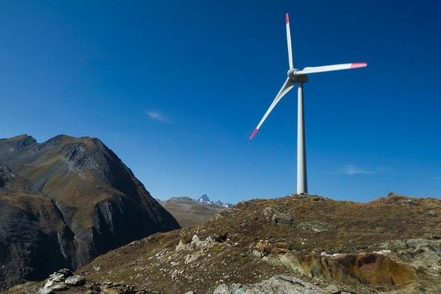 Mehr Subventionen für Analgen in der Höhe: Höchst gelegenes Windrad von Europa auf 2'465 Meter beim Gries-Stausee im Kanton Wallis.