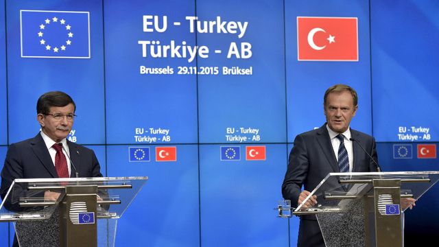Türkei und EU im Geschäft: Der türkische Premier Ahmet Davutoglu (l.) und EU-Ratspräsident Donald Tusk (r.) an der Pressekonferenz gestern in Brüssel.