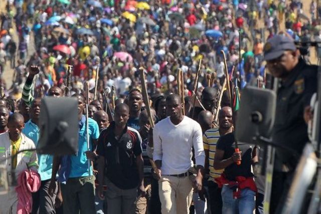 Manifestation de mineurs grévistes à de Rustenburg, en Afrique du Sud, le 10 septembre. | 