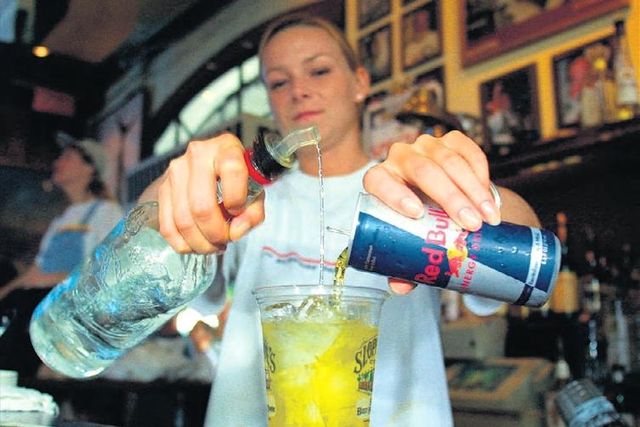 Heute noch strafbar: Barkeeper dürfen nach den geltenden Gesetzen Wodka und Red Bull nicht mischen.