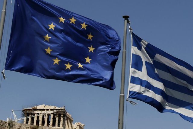 Griechenland will einen der gewalttätigsten Sparpläne seiner Existenz durchsetzen. Ministerpräsident Papandreou möchte darüber das Volk entscheiden lassen. Das verblüffte Europas Eliten.