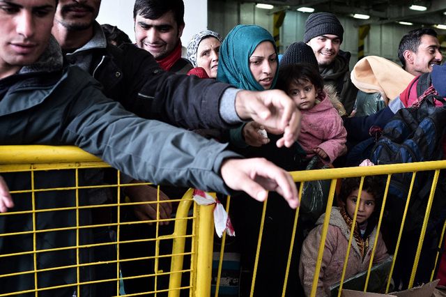 Rückstau bis nach Athen: Flüchtlinge warten auf Decken und Regenjacken im Hafen von Piräus. (10. Dezember 2015)