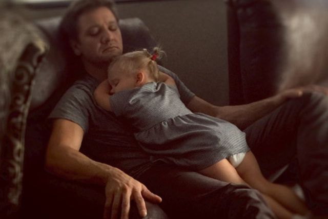 Moment de tendresse entre Jeremy Renner et sa fille unique,
Ava Berlin, née le 28 mars 2013.