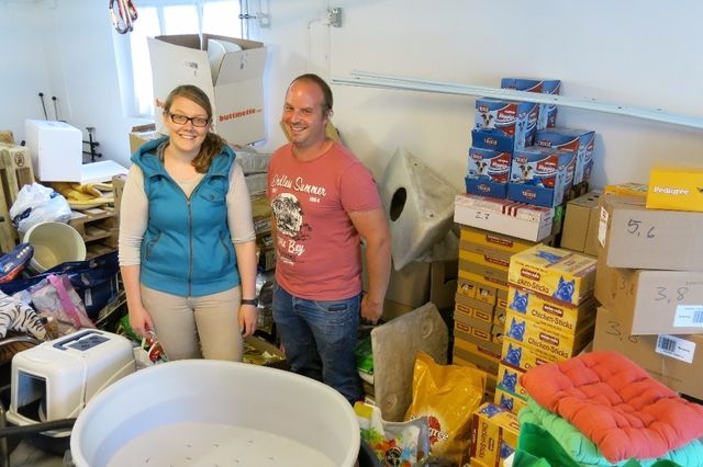 Daria Schüpbach, Präsidentin, und Mario Ritschard, Kassier des Vereins Glückspfötli Schweiz, inmitten der Futterspenden, die sie vornehmlich an Tierheime und Gassenhilfen weiterverteilen.