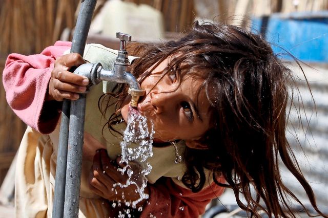 Plus de 2 milliards de personnes n’ont pas accès à l’eau. Les conflits, comme 
ici en Irak, ont aggravé la situation. 
