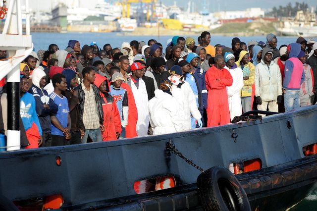 Bei den Überfahrten kommt es zu unzähligen Todesfällen: Migranten warten auf einem Boot in einem sizilianischen Hafen. (17. April 2015)