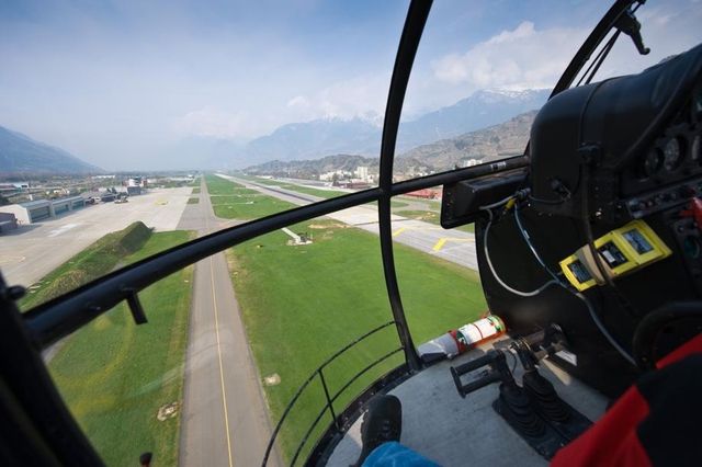 L'aérodrome de Sion vu d'hélicoptère. Le Valais n'accepte pas sa fermeture et demande que l'armée revoie son plan de stationnement dans le canton.