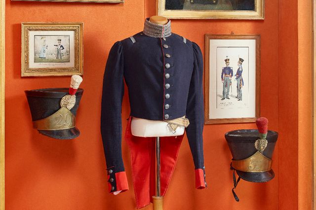 Une des vitrines de l'exposition, qui présente l'habit du capitaine Abraham Rey (1773-1859), de Lausanne, officier au 29e régiment suisse, recruté dans le canton de Berne. ll s'illustra également au service de Napoléon lors de la campagne de Russie en 1812.