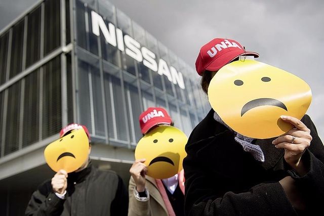 Mardi à midi, une quarantaine de personnes ont manifesté leur colère devant le siège rollois du constructeur nippon.