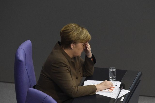Nur die Hälfte der Deutschen wollen sie weiter im Amt: Bundeskanzlerin Angela Merkel im Bundestag (27. November 2015)
