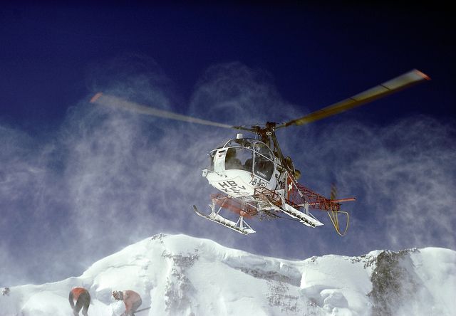 Grosses Konfliktpotenzial zwischen touristischen und ökologischen Interessen: Heliskiing in Zermatt. Foto: Look Foto