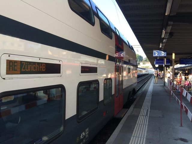 Im Morgenverkehr stehen gelassen: Eine  S-Bahn nach Zürich am Bahnhof Schaffhausen.