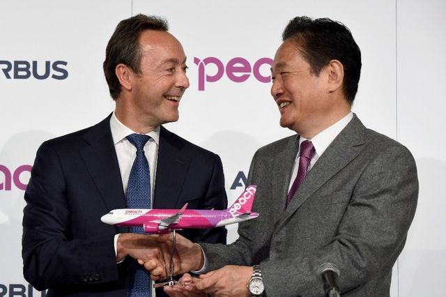 Fabrice Bregier, PDG d'Airbus (à g.) avec Shinichi Inoue, patron de la compagnie low cost japonaise Peach Aviation, ont scellé leur accord vendredi.