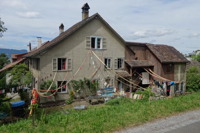 Wird jetzt doch nicht teuer renoviert: Das 450 Jahre alte Bauernhaus am Burenweg in Witikon. 