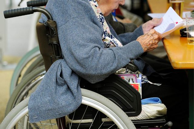 Die grosse Herausforderung für die Gesellschaft bleibt: Seniorin in einem Pflegeheim in Hinwil.