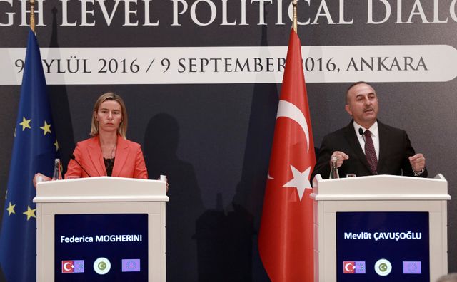 Le ministre turc des Affaires étrangères Mevlut Cavusoglu et la vice-présidente de la Commission européenne Federica Mogherini le 9 septembre 2016 à Ankara (Turquie).