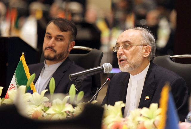 Hossein Amir Abdollahian (g) écoute le ministre des Affaires étrangères iranien Ali Akbar Salehi.
