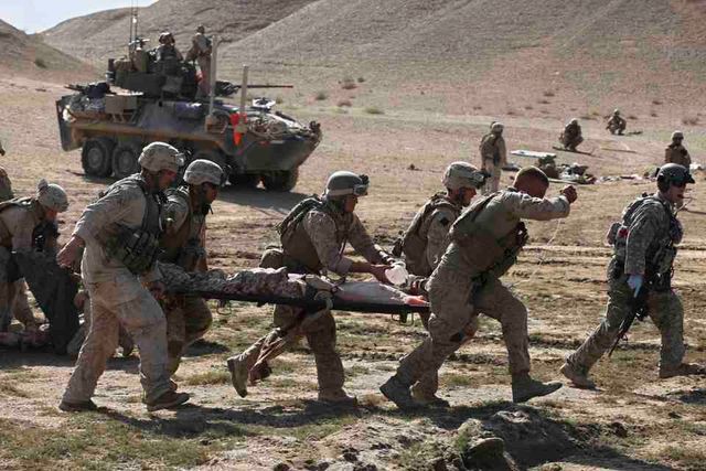 1300 junge Männer erlitten innert 12 Jahren Verletzungen im Intimbereich: US-Soldaten in Afghanistan bringen einen schwer verletzten Kameraden zum Helikopter. (4. März 2010)