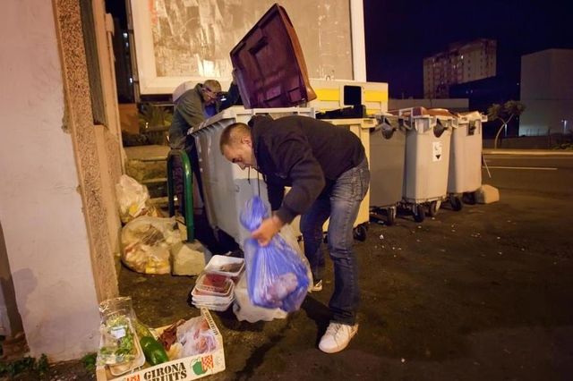 A l’instar de ce qui se passe à Tenerife (Espagne), de nombreux Britanniques en sont réduits à fouiller les poubelles pour trouver de quoi manger. 