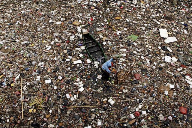 275 millions de tonnes de déchets plastiques ont été produites dans le monde en 2010, dont 4,8 à 12,7 millions ont été déversés dans les océans.