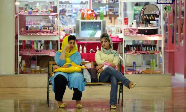 Zwei Iranerinnen in einem Einkaufszentrum: Zeitvertreib für die einen, unerschwinglicher Luxus für die anderen.