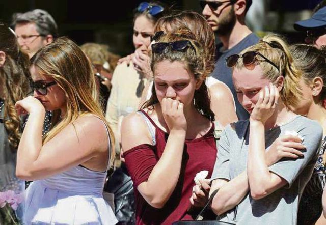 Resultat einer gescheiterten Politik: Junge Frauen trauern um die Opfer von Manchester.
