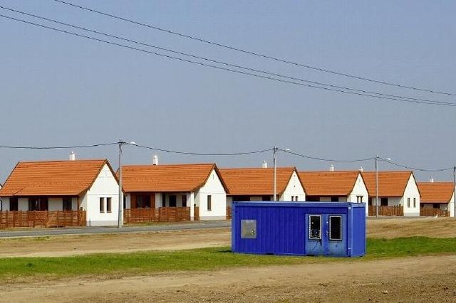 Hier finden Menschen, die sich mit dem Franken verspekuliert haben, ein Zuhause: Auffanglager in Ócsa, Ungarn.